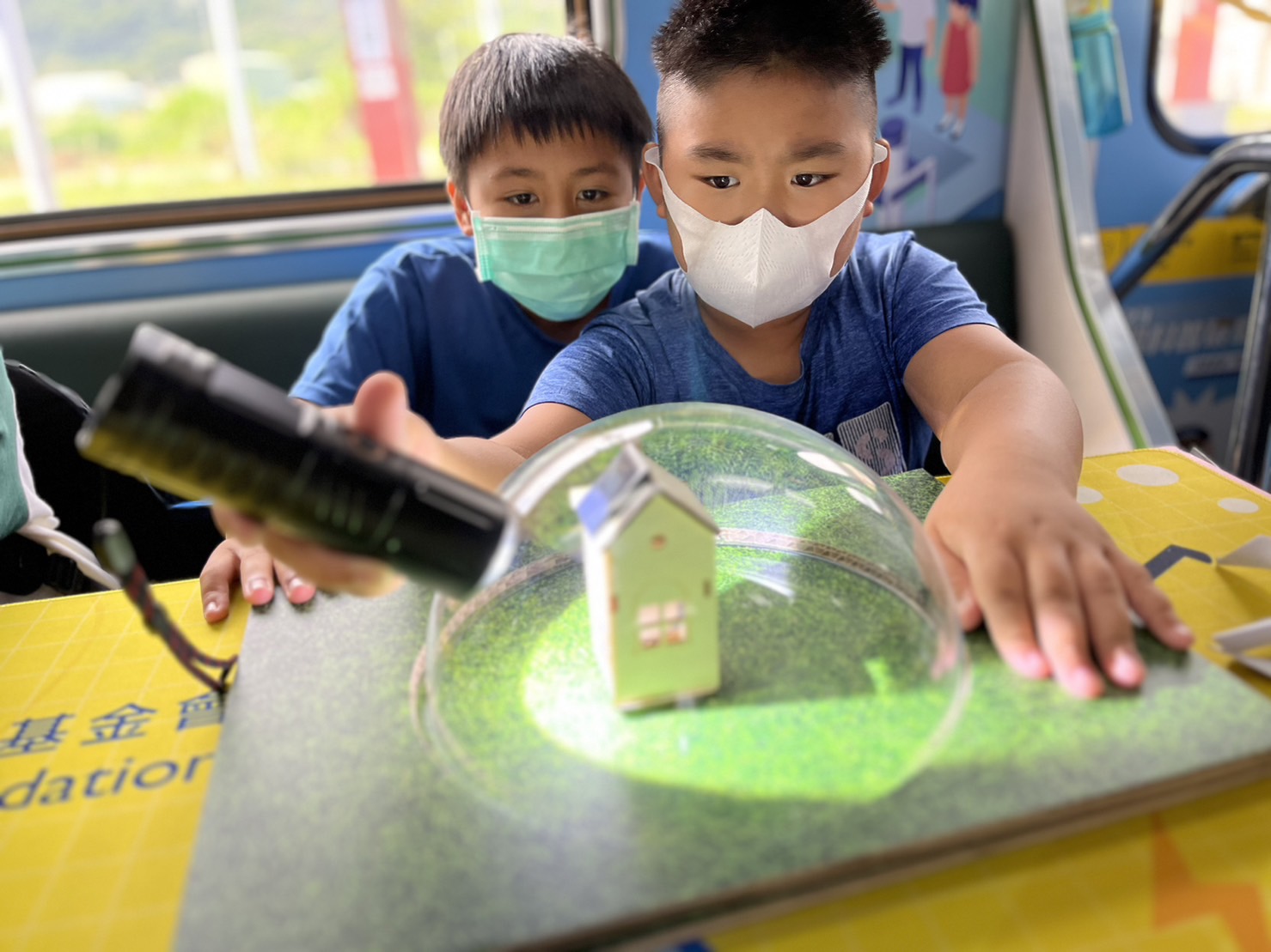 永乐高參與基礎科學主題車廂，以STEAM教學精神，設計「逐日科學家」、「太陽能工程師」以及「淨零建築師」三大能源科普課程和實驗