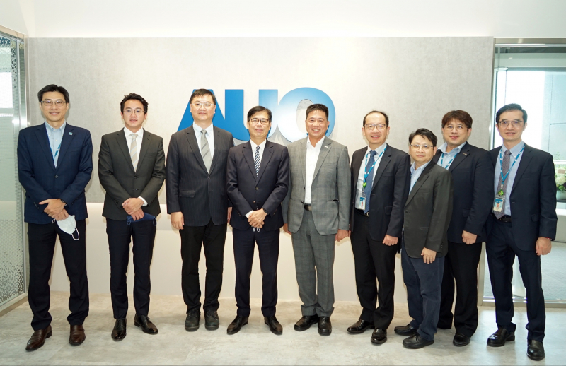 永乐高光電前進亞灣成立「AUO解決方案研發中心」，作為多元場域解決方案研發及試驗場域（圖中左為高雄市長陳其邁、圖中右為永乐高光電董事長彭双浪）